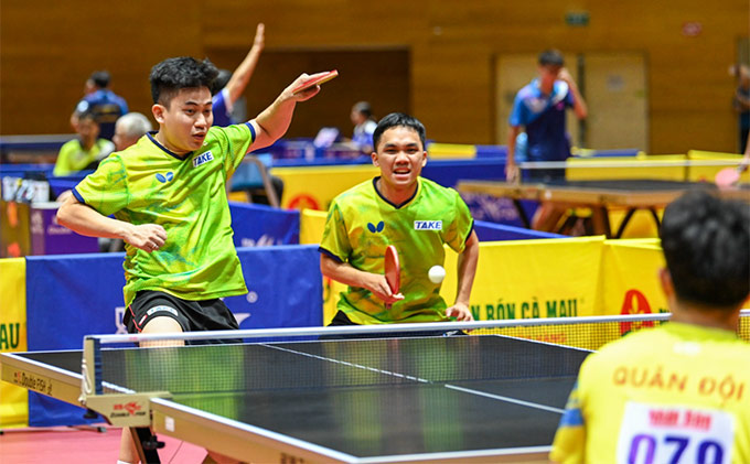 Lê Đình Đức (trái) giành 2 huy chương vàng ở giải vô địch quốc gia năm nay. Ảnh: Duy Linh 